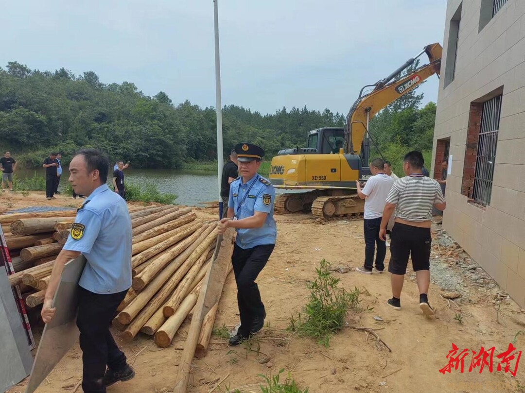 岳阳拆除京港澳高速旁违法建筑竞技宝JJB官方网站